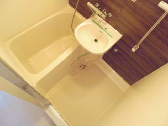 バス・シャワールーム　ゆっくりつかって一日の疲れを取ってくださいね。