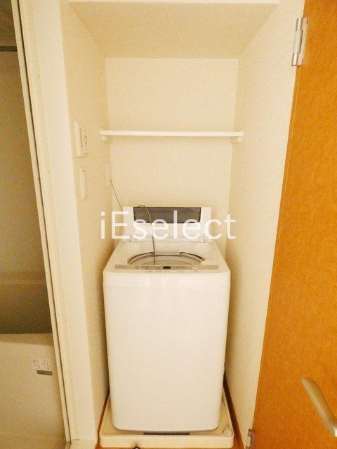 洗面設備　室内洗濯置場です