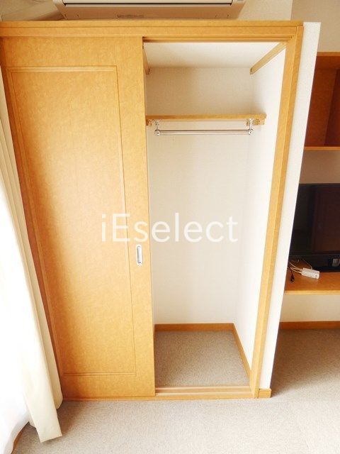 収納　中で仕切られているクローゼットです