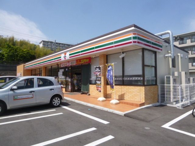コンビニ　セブンイレブン（コンビニ）まで602m