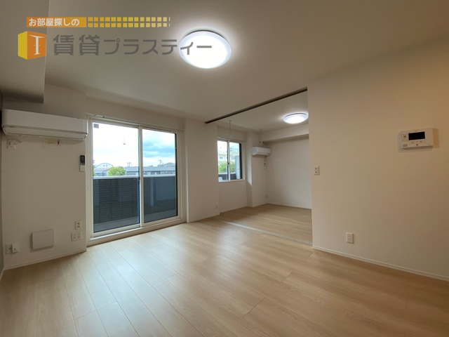 居室・リビング　日が差込む明るいお部屋です。