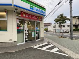 コンビニ　ファミリーマート西宮里中町店（コンビニ）まで65m