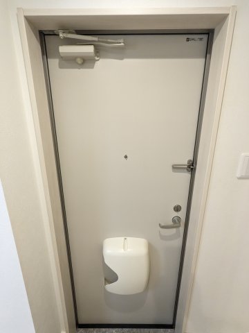 玄関　102号室