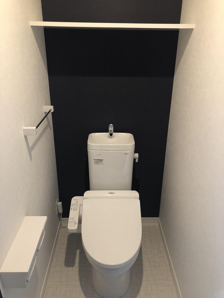 トイレ　ウォシュレット付き　棚が便利です。