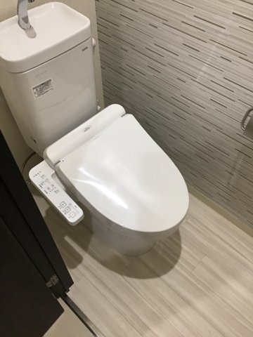 トイレ　温水洗浄便座付きのトイレです♪
