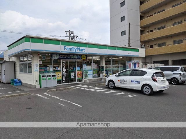 コンビニ　ファミリーマート（コンビニ）まで920m