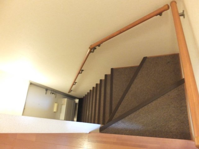 玄関　1階玄関への階段