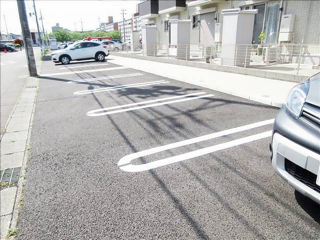 建物外観　駐車場