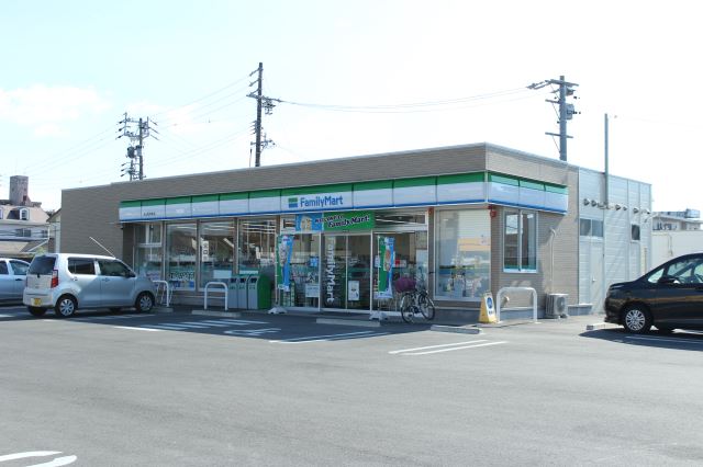 コンビニ　ファミリーマート（コンビニ）まで120m