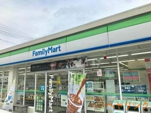 コンビニ　ファミリーマート江向町三丁目店（コンビニ）まで357m
