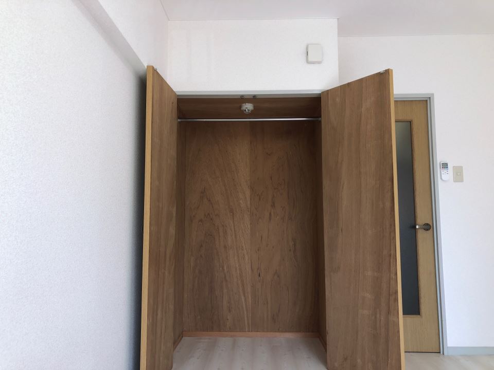 収納　ハンガーポール付の収納です★