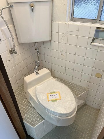 トイレ　まだ未使用のトイレです。普通の便器と同じ陶器製です