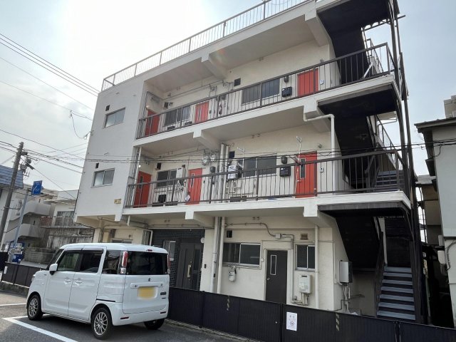 建物外観　オレンジのドアがかわいい物件です