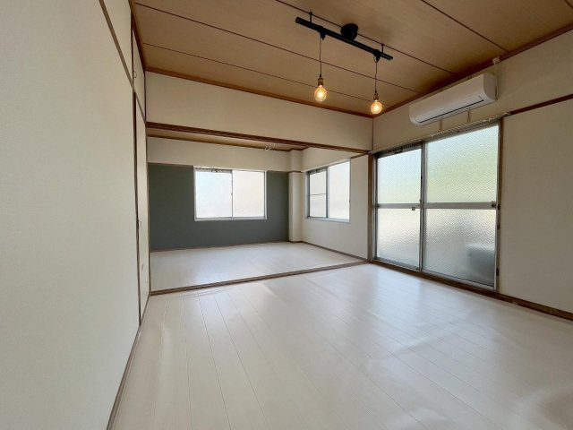 居室・リビング　日当たりのよい明るい部屋です