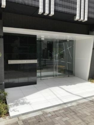 エントランス　落ち着いたエントランスです