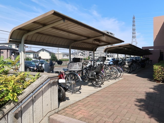 その他共有部分　屋根付き駐輪場です♪