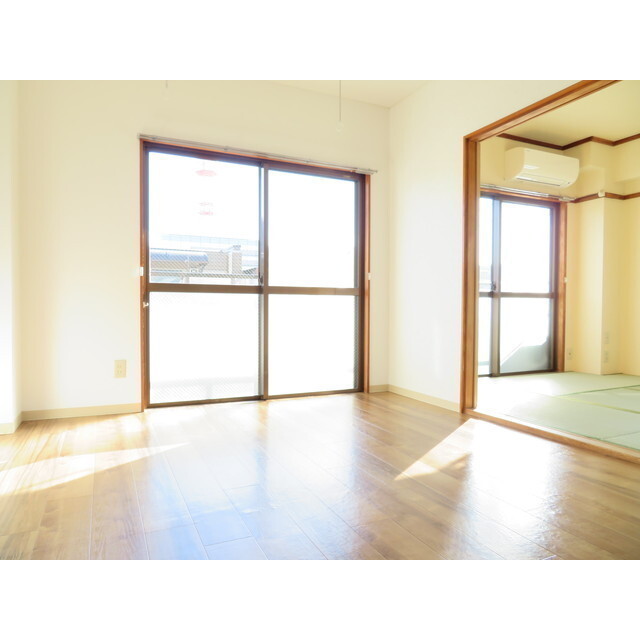 居室・リビング　日当たりの良いお部屋！
