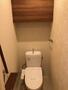 トイレ　上部には棚があるので、トイレットペーパーのストックや掃除用…