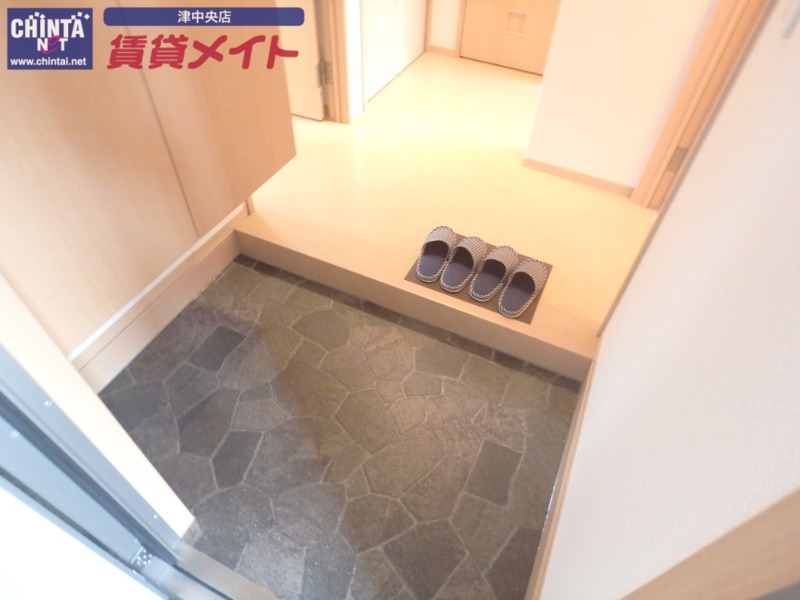 玄関　別部屋反転写真です