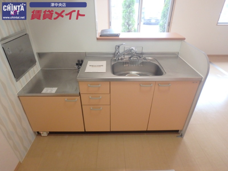 キッチン　別部屋反転写真です