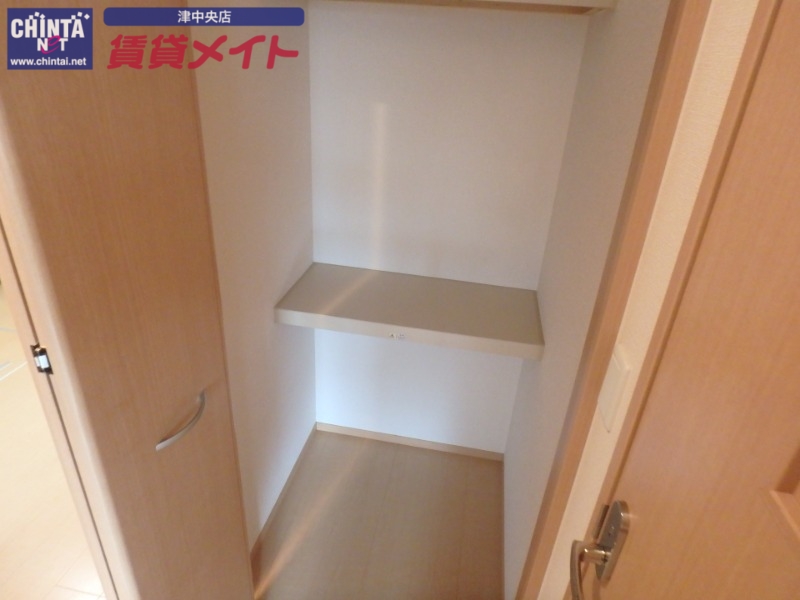 収納　別部屋反転写真です