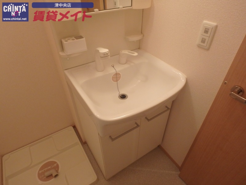 洗面設備　別部屋反転写真です