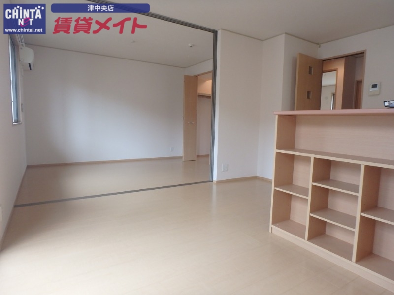 居室・リビング　別部屋反転写真です