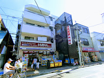 ドラックストア　ドラッグストア いわい萩中店（ドラッグストア）まで273m