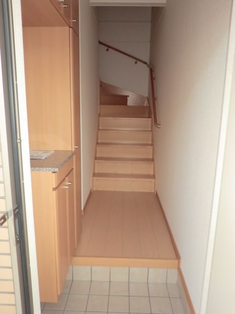 玄関　階段を上がって２階に行ってください。