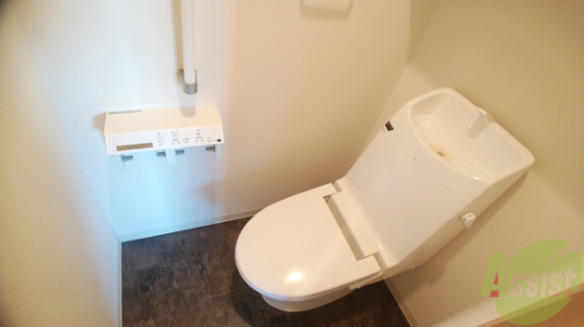トイレ　温水洗浄機能付きのトイレです。きれいで落ち着ける空間。
