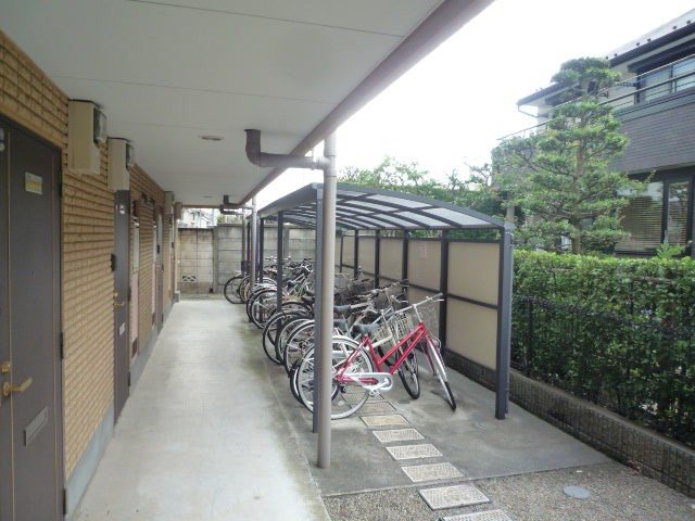 その他共有部分　屋根付き駐輪場があります♪