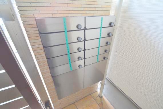 ロビー　ロビーにある各部屋毎のメールボックス。