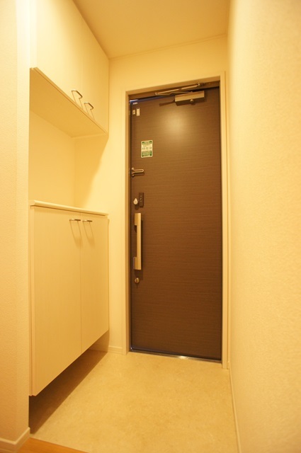 玄関　玄関には収納があるのでスッキリとした空間を保てます
