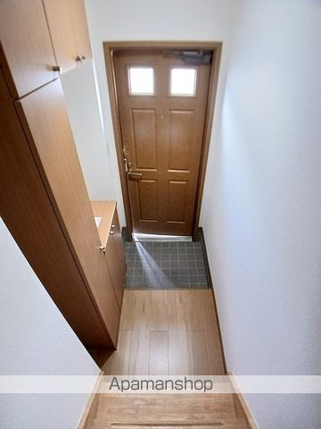 ＪＲ山陽本線 安芸中野駅 バス乗車時間：10分 最寄りバス停で下車 徒歩5分 2階建 築27年の玄関写真