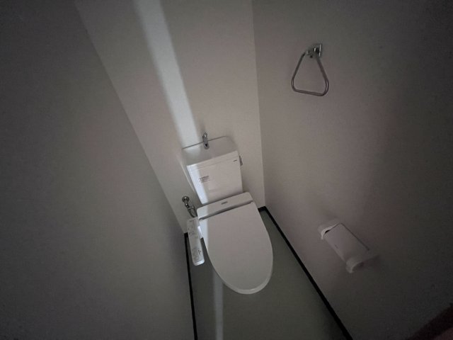 トイレ　温水洗浄便座付きのトイレです♪