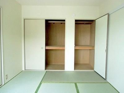 収納　押入れと物入がついていて、衣類や荷物をまとめて収納できます