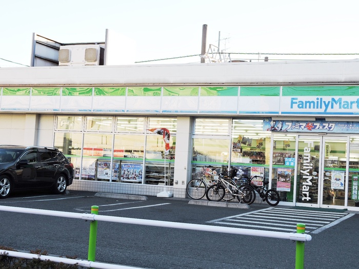 コンビニ　ファミリーマート（コンビニ）まで240m