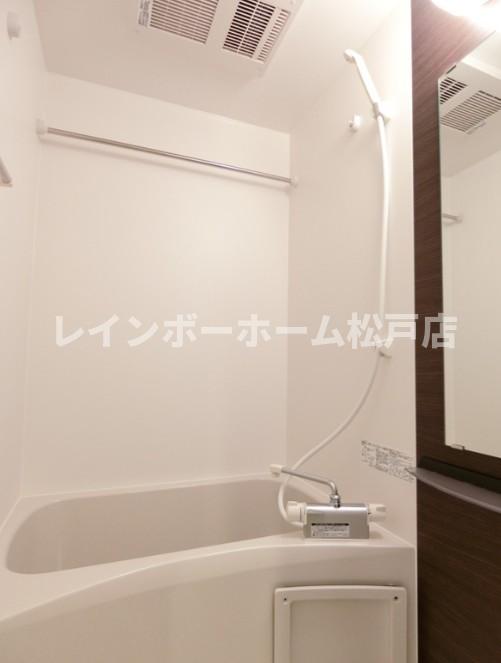 バス・シャワールーム　ゆったり過ごせるお風呂です