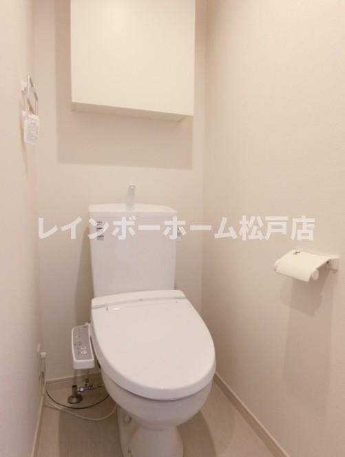 トイレ　落ち着いた色調のトイレです