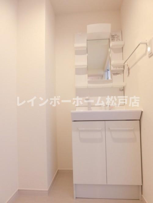 洗面設備　ゆったりとスペースのある洗面所