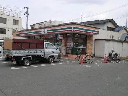 コンビニ　セブンイレブン（コンビニ）まで300m