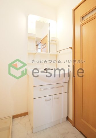 洗面設備　ゆったりとスペースのある洗面所