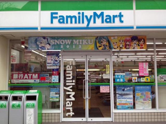 コンビニ　ファミリーマート鶴川駅西店（コンビニ）まで630m