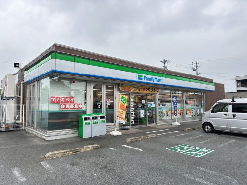 コンビニ　ファミリーマート 津結城神社前店（コンビニ）まで664m