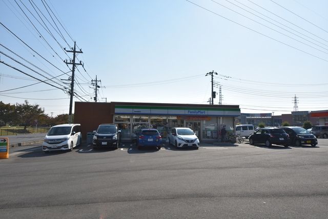 コンビニ　ファミリーマート伊奈学園前店（コンビニ）まで887m