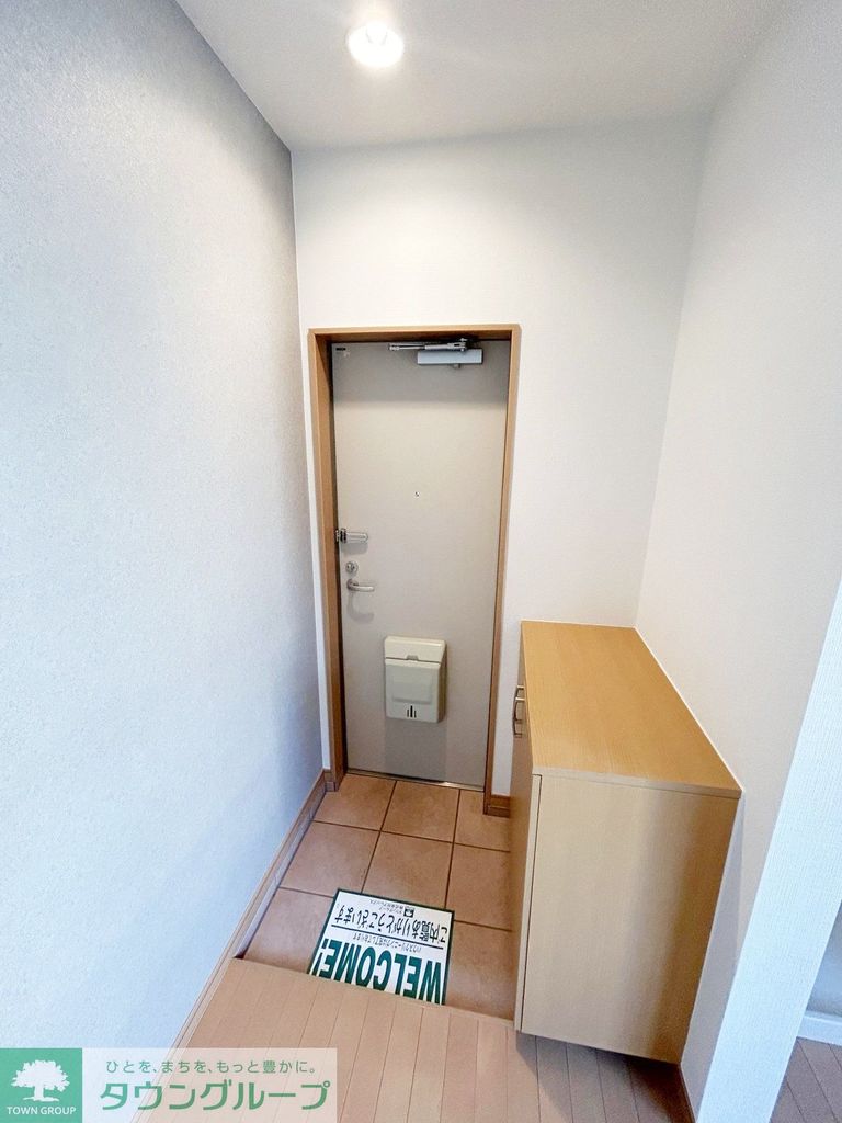 玄関　★靴をしまうだけでなくカバンなど荷物も置ける下駄箱です★