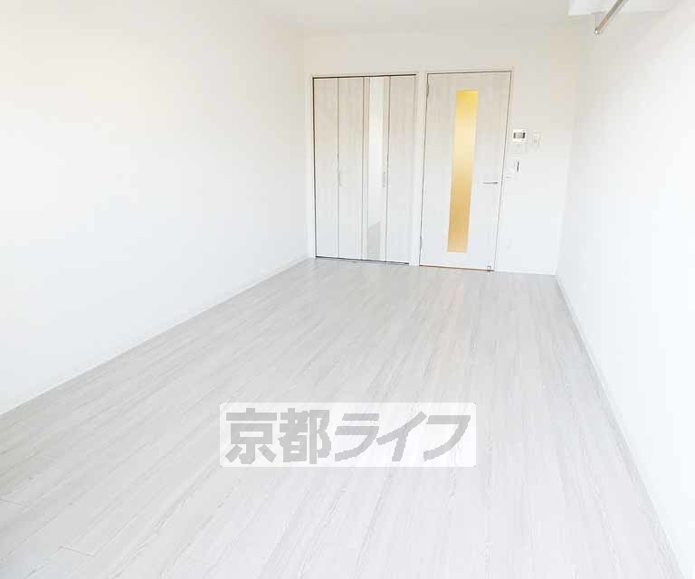 居室・リビング　人気の白色の床です。