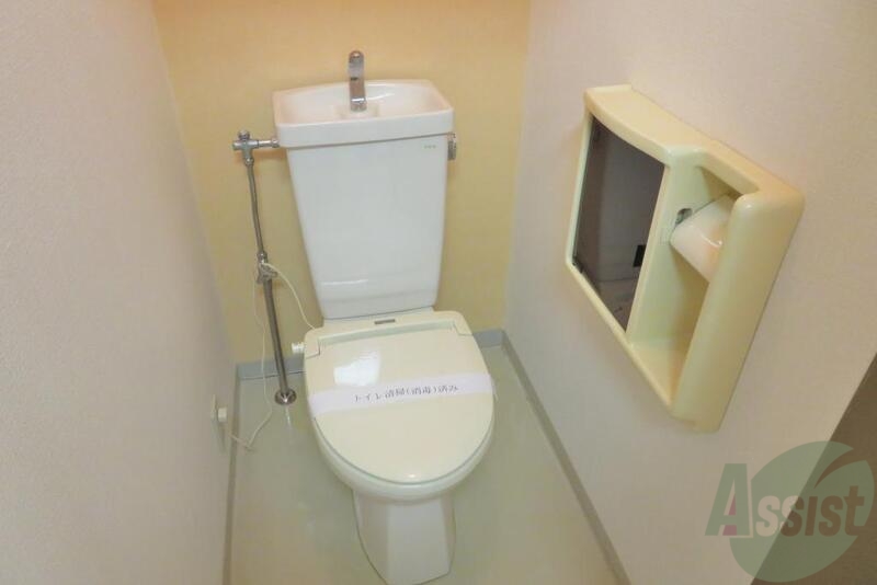 トイレ　小棚もついたトイレってうれしいですね。きれいです。