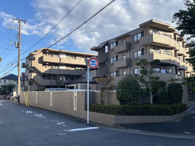 建物外観　4階建ての低層マンション