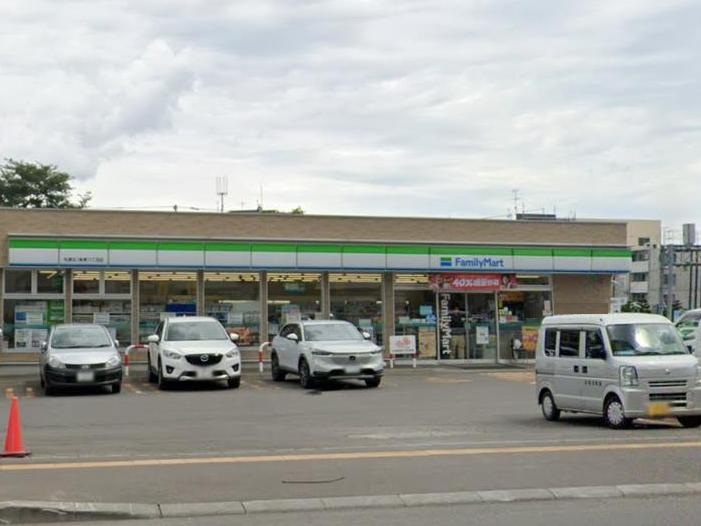 コンビニ　ファミリーマート札幌北1条東11丁目店（コンビニ）まで176m